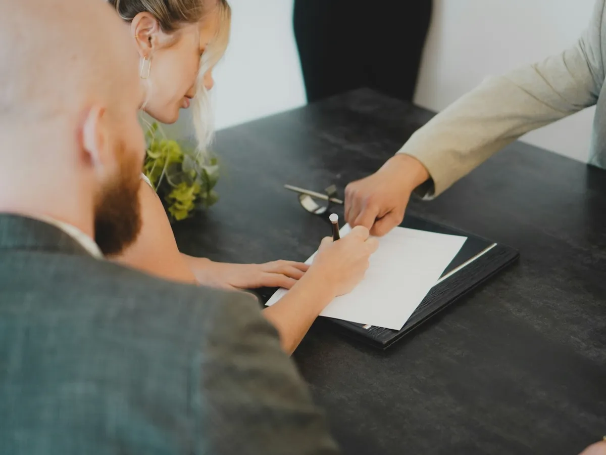 Women signs a contract